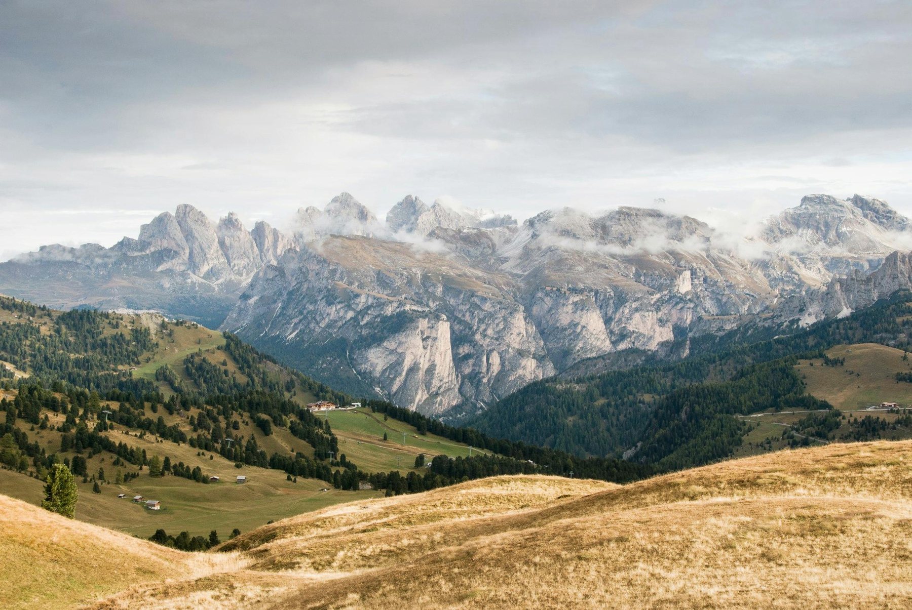 Fertig bearbeitetes Landschaftsfoto der Dolomiten mit abgedunkeltem Himmel und wärmeren Farben